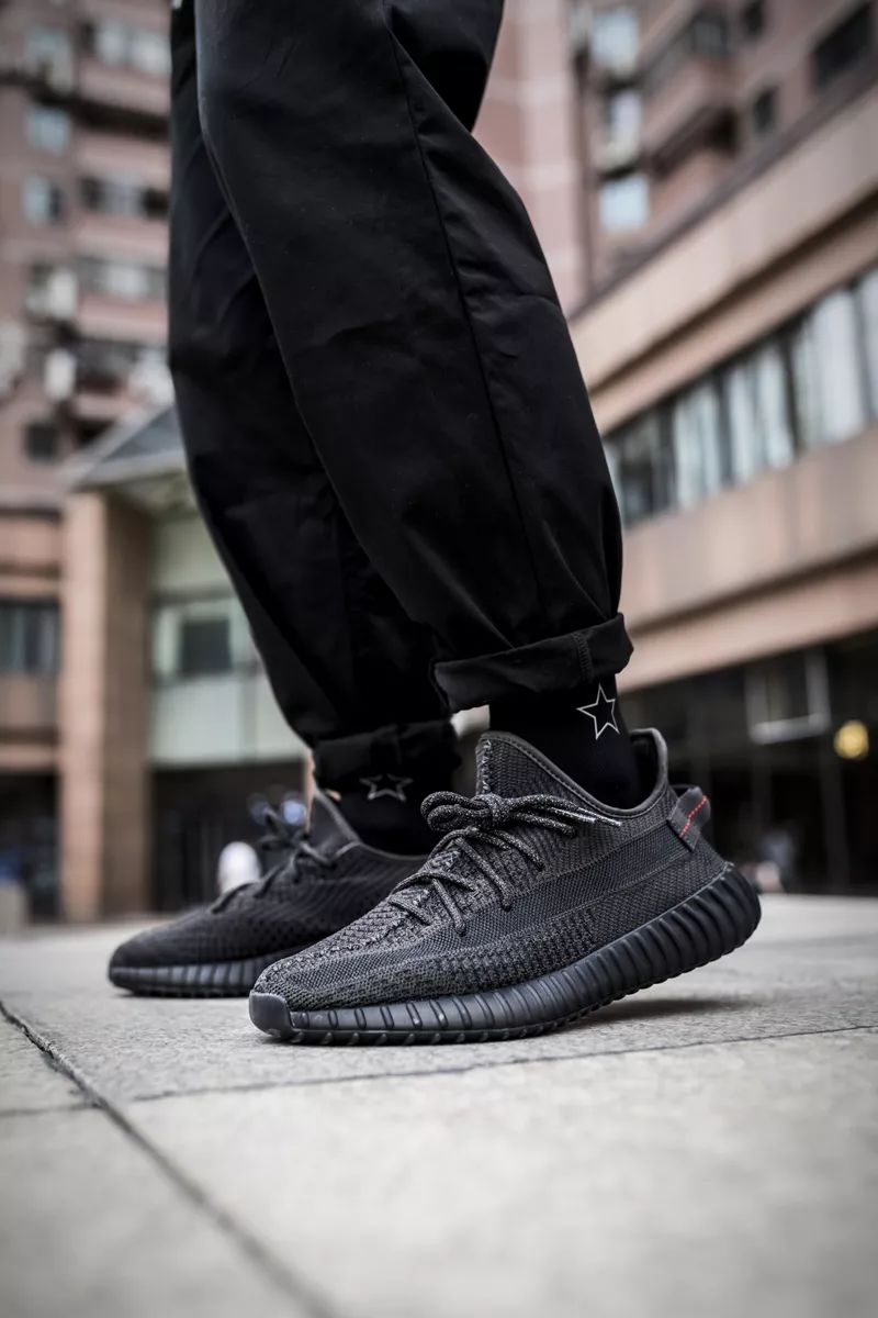 看完这组黑天使yeezy抢先上脚图你的钱包又要遭殃了