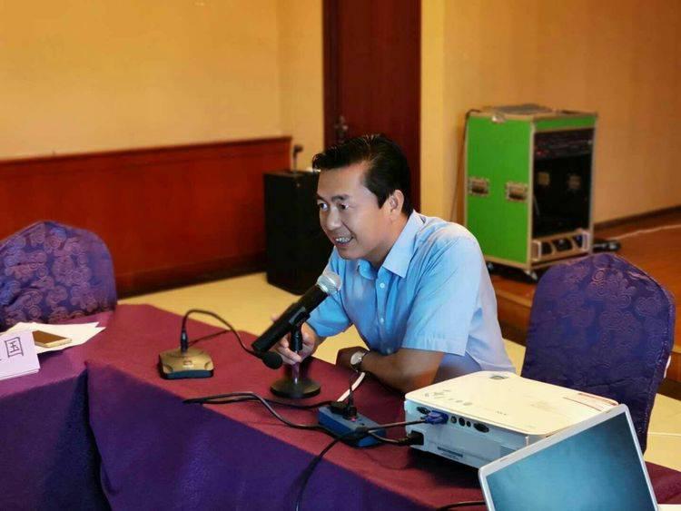 子弹厂厂长沈丁祥,黄崖洞兵工厂军火库管理员李林一之子)主持座谈会