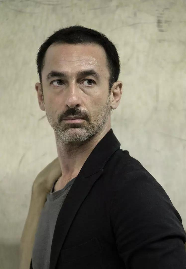 帕派约安努1964年生于希腊雅典,在成长为一名誉满天下的舞台艺术家前