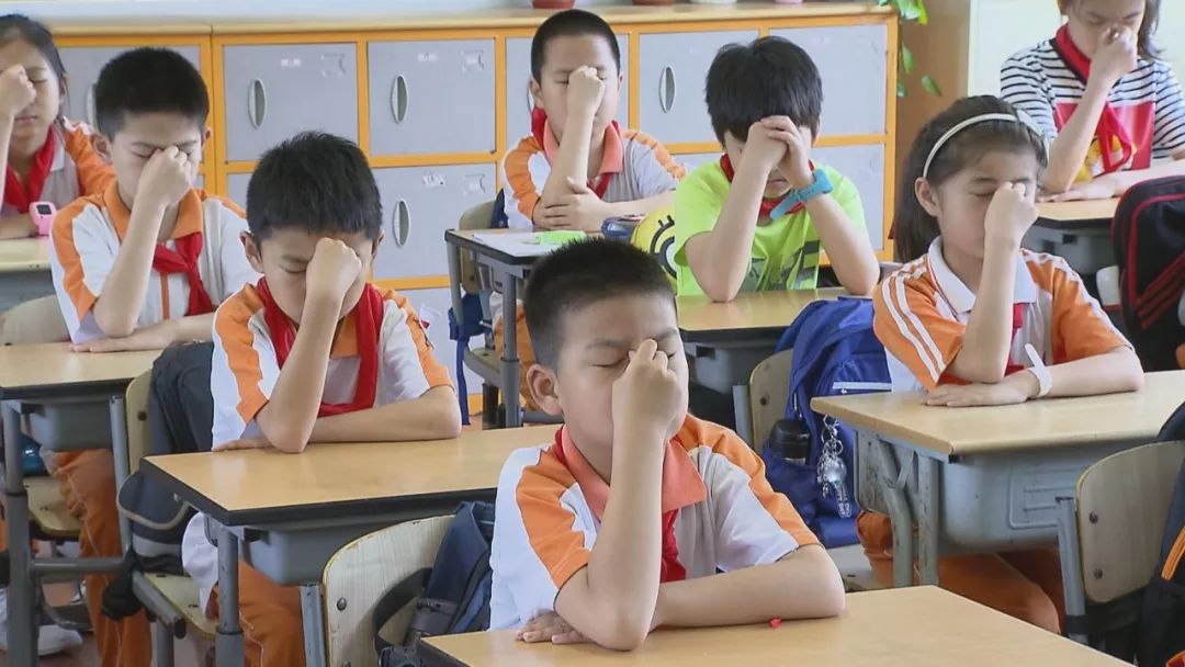 学生,家长,老师都能够继续重视近视防控,让青少年们从小学会爱护眼睛