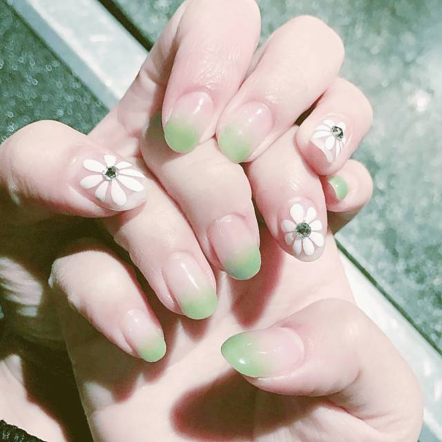 超减龄显嫩的抹茶绿美甲必选款