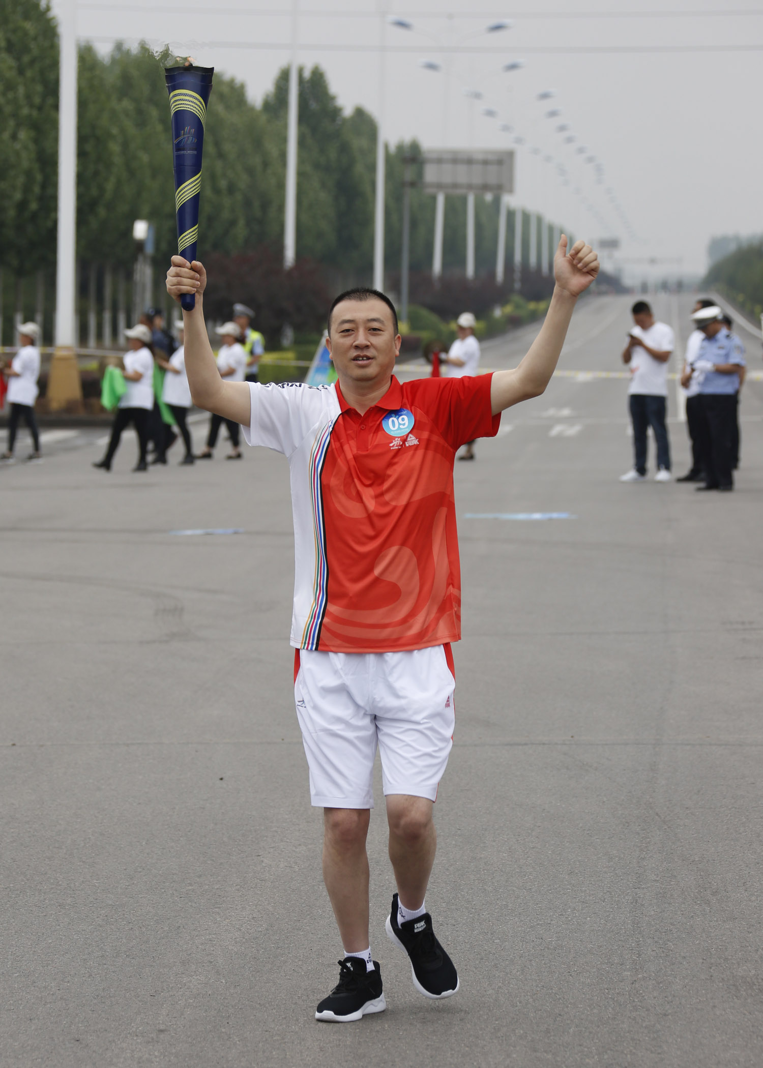 山西天下襄公司董事长李艳军参加二青会火炬手参加火炬传递活动