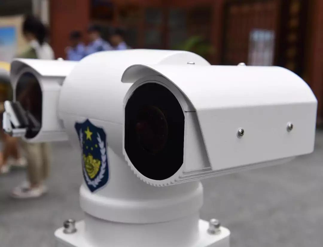 摄像头"大眼睛"机器人吸引了众多关注两台带有警用外观标识的在广州市