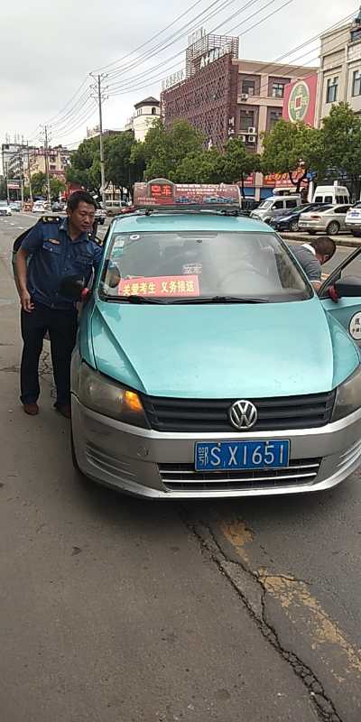 市客管部门组织出租汽车开展"爱心送考"活动