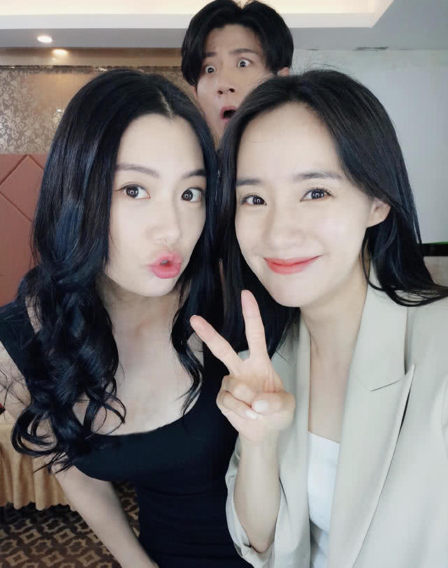原创王智合影克拉拉两大女神你更喜欢谁网友肯定是都很喜欢