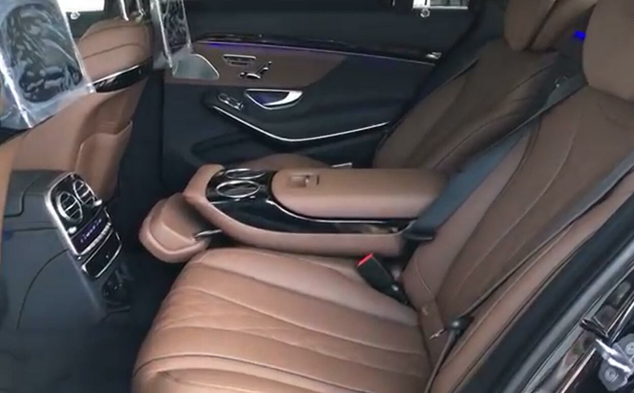 值得一提的是,2019款奔驰s450后排座椅,超大号的后排座椅可支持电动