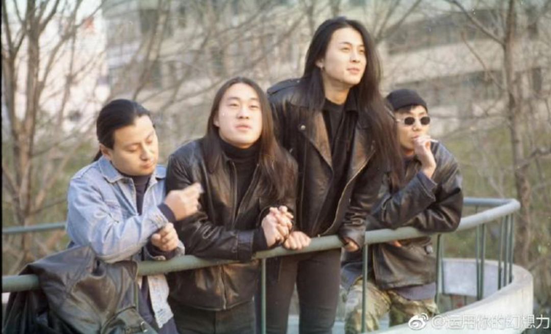 面孔解散的那些年,欧洋加入了超载乐队,而主唱陈辉则独自发展.