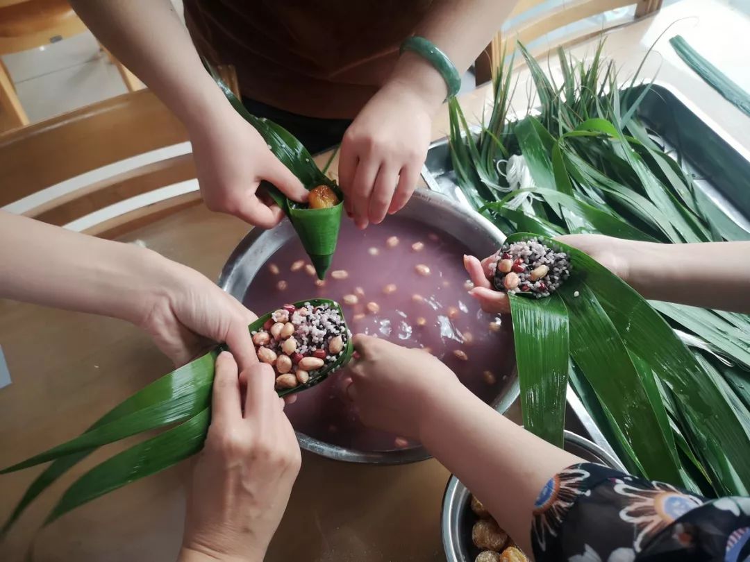 连云港中远海运物流开展端午包粽子比赛