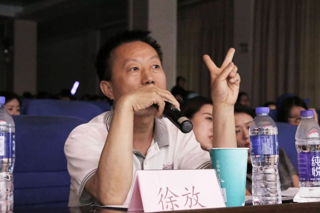 徐放老师,大鹏老师,艺文老师,杜鹃老师点评评委老师助攻,互动环节观众