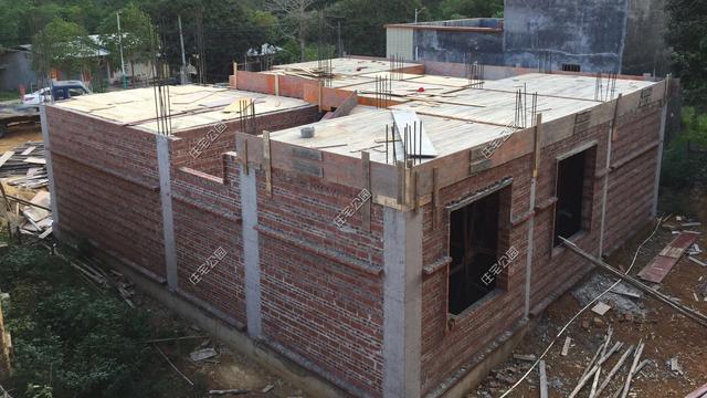为建这栋农村框架房重砸40吨水泥打基础这房能有多结实