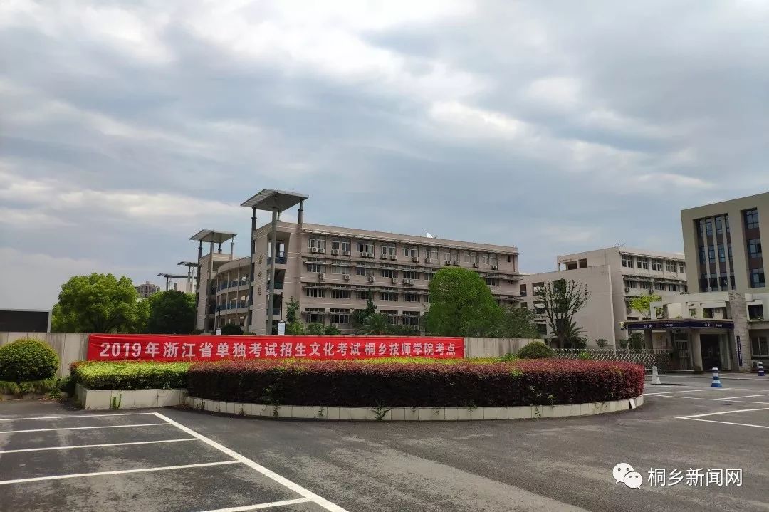 在桐乡技师学院考点,于会游前往学校食堂,详细了解考生就餐安排情况
