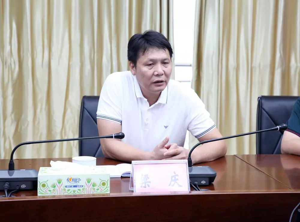 梁庆现场办公研究解决群众超规划建设安置房问题