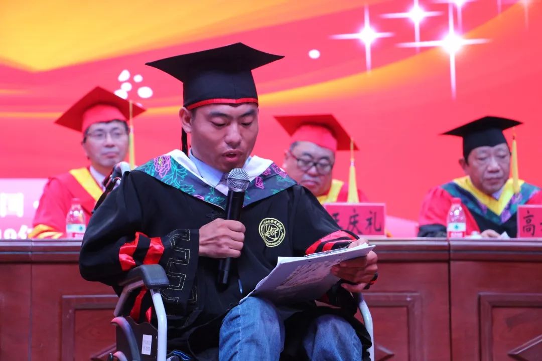 毕业生代表李创业努力实现自己的梦想和人生价值不给人生留下遗憾