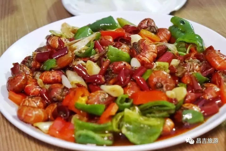 围观假日好去处昌吉小吃街灯光夜市来啦