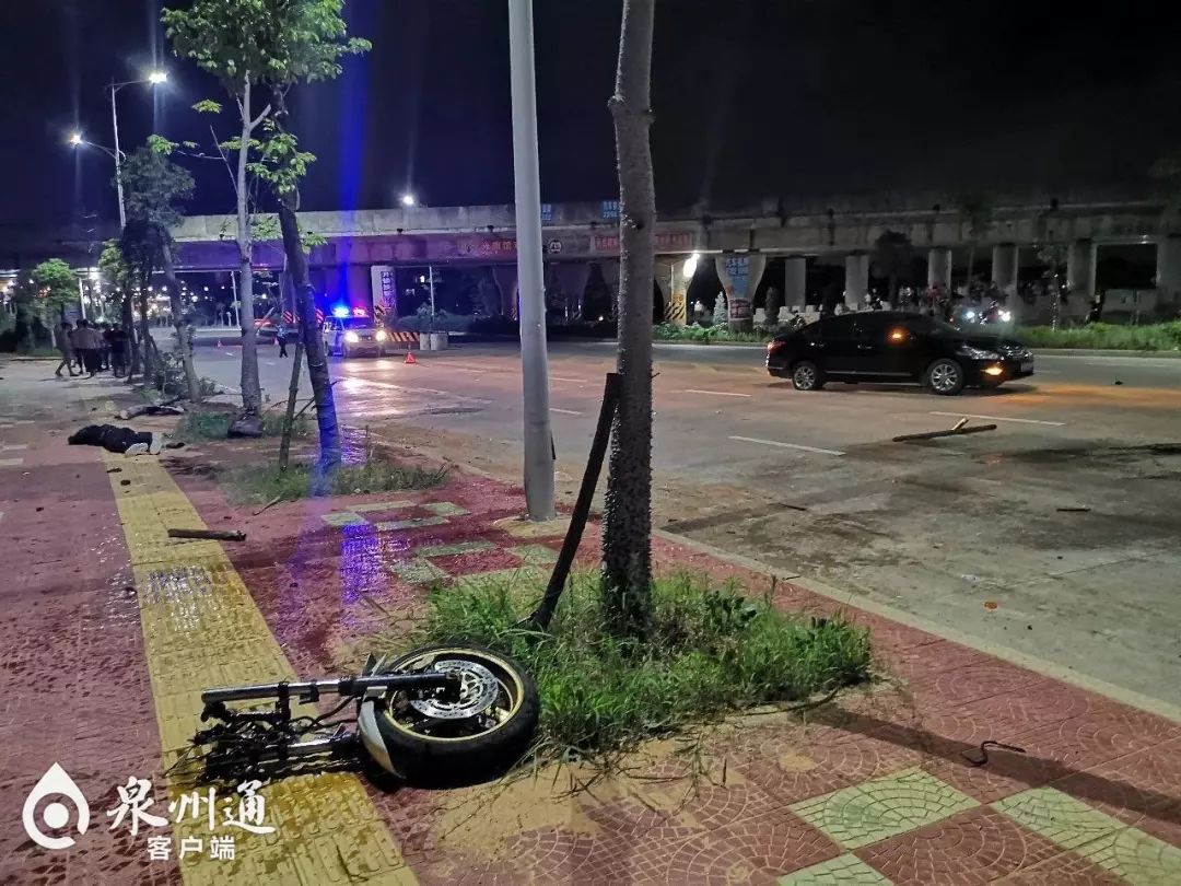 突发视频!惠安一摩托车狂飙撞上小车,瞬间四分五裂,骑手当场死亡
