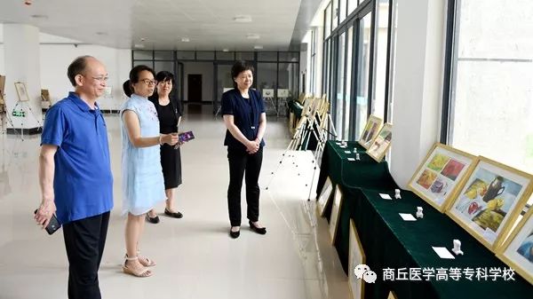 商丘医专李小芳校长参观口腔医学技术专业特色课程作品汇报展