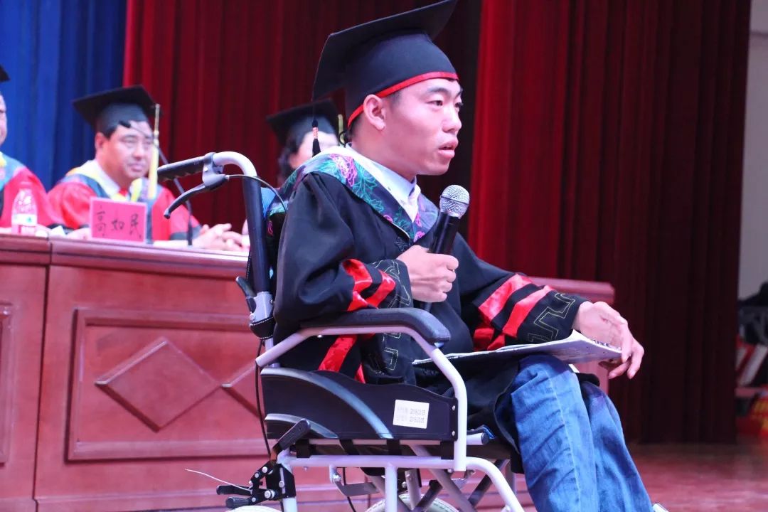 毕业生代表李创业努力实现自己的梦想和人生价值不给人生留下遗憾