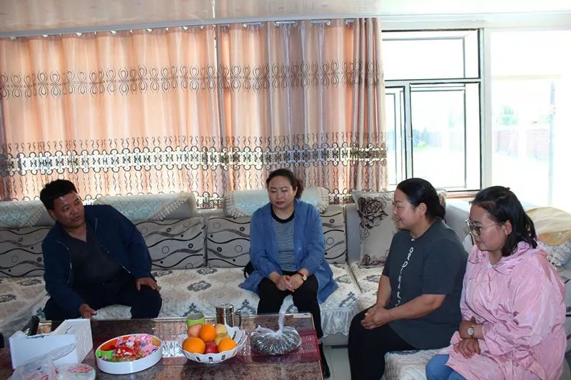旗委常委纪委书记监委主任特木尔敖其尔深入上都镇开展大学习大讨论