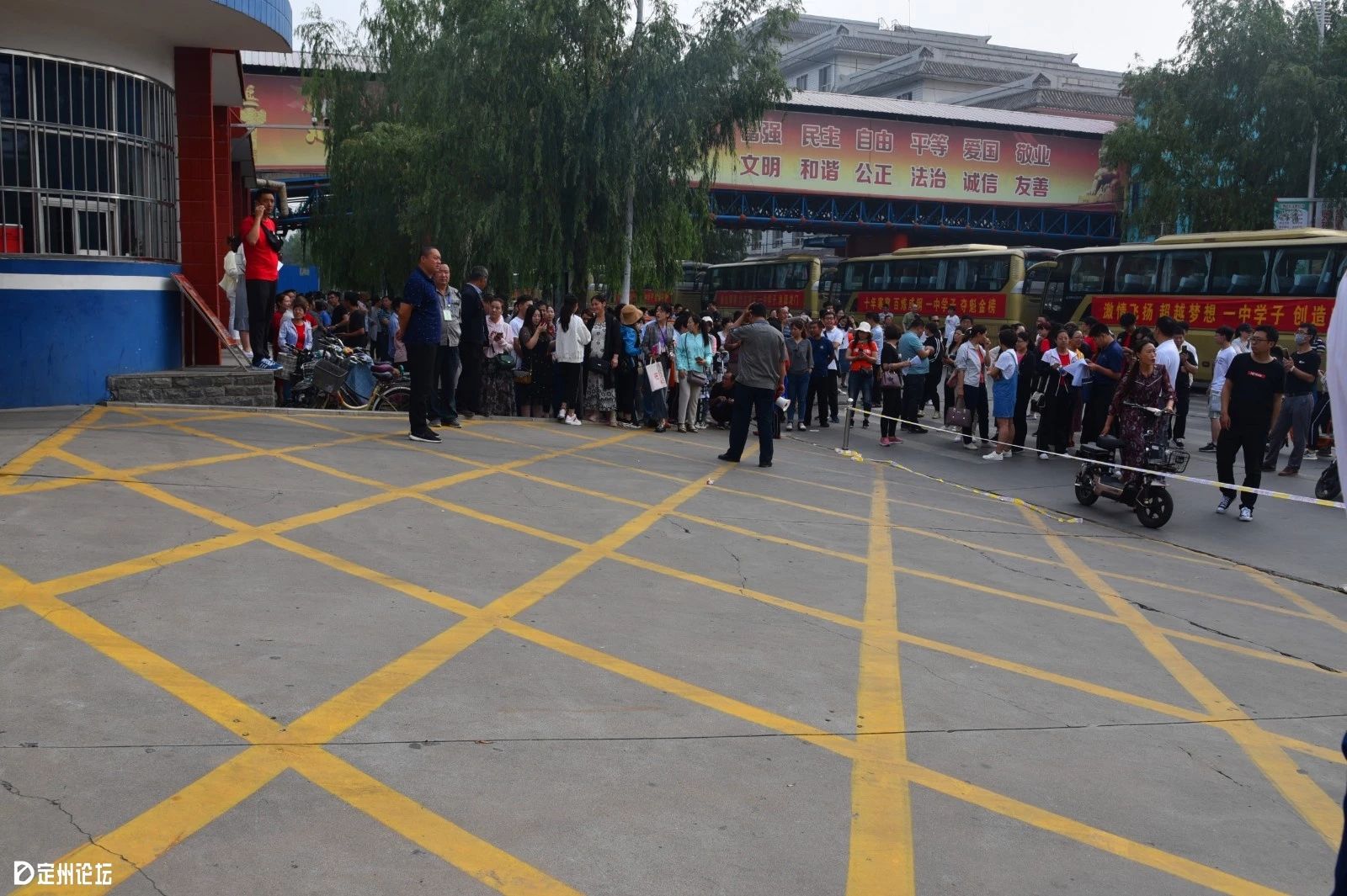 定州市第二中学考场环境一定不像脸上那么平静此刻他们的内心许多家长