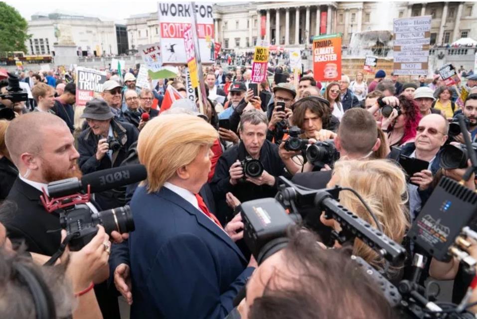 艺术家打造终极模仿者作品以假乱真特朗普分身原来是他