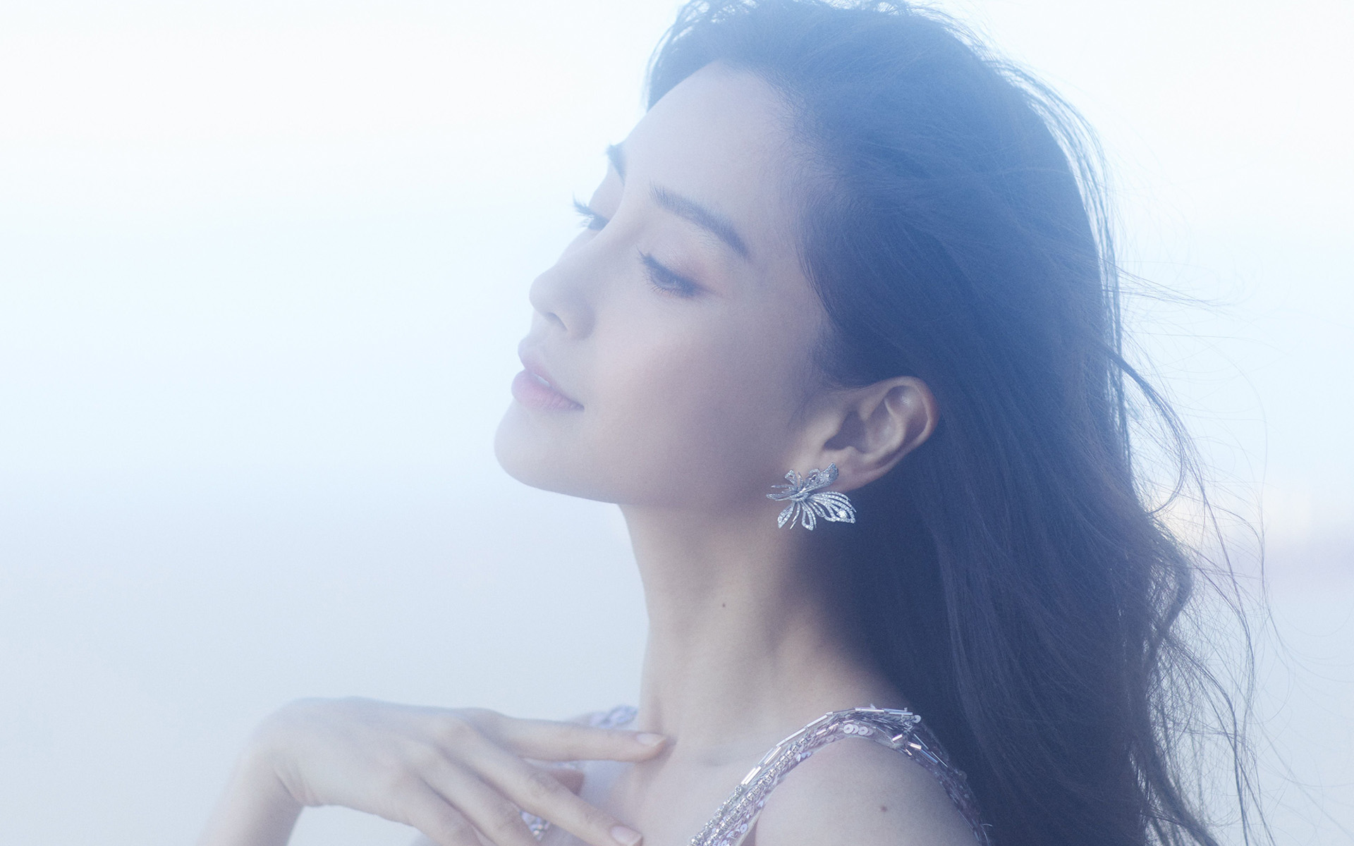 杨颖珠绣长裙性感写真,甜美外型,性格爽朗!