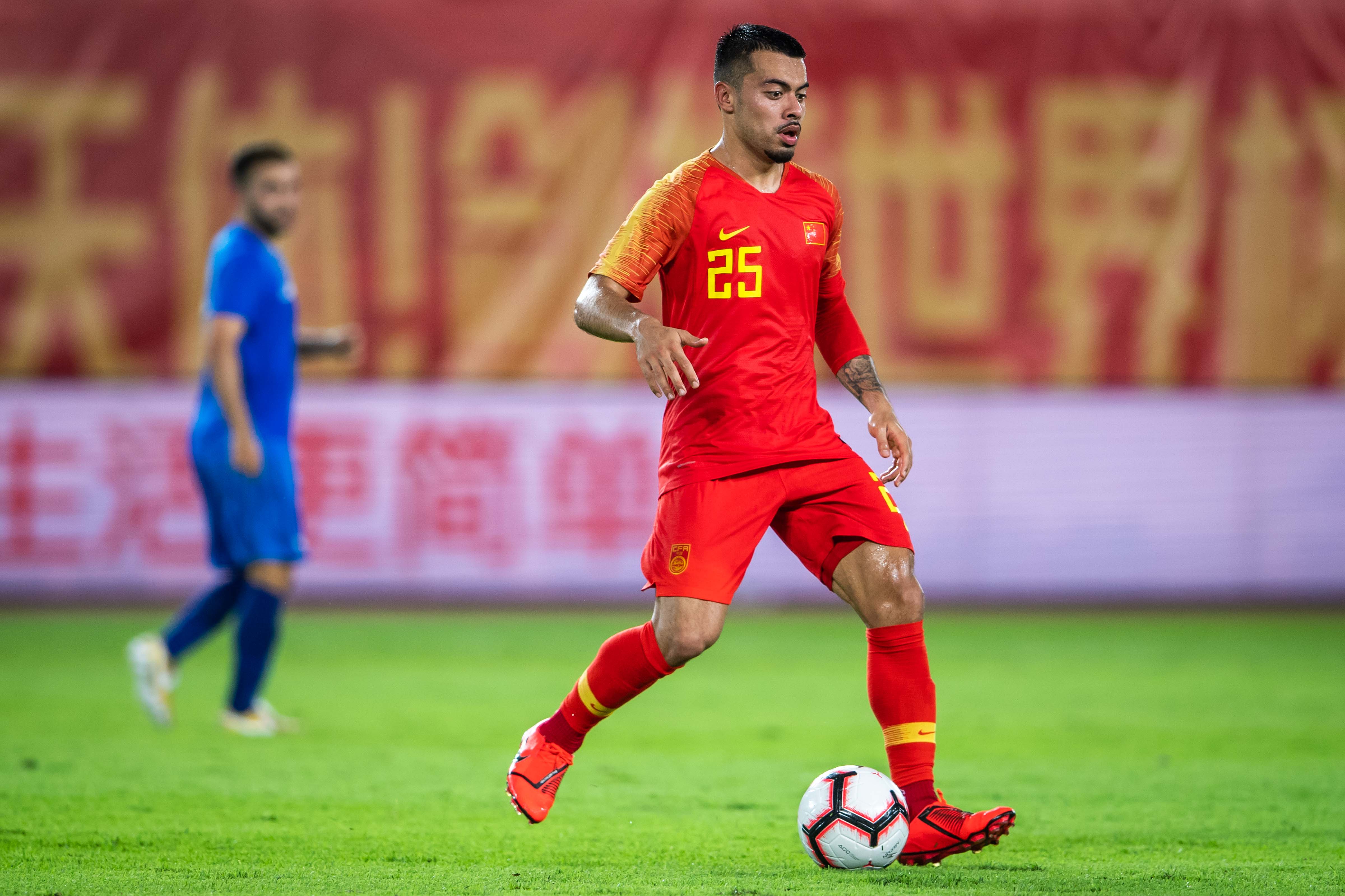 首位归化球员助国足小胜菲律宾背后:里皮单独指导 拿球稳拦截准_李可