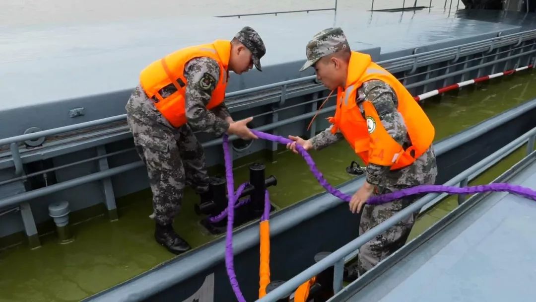 陆军组织边海防船艇部队比武竞赛