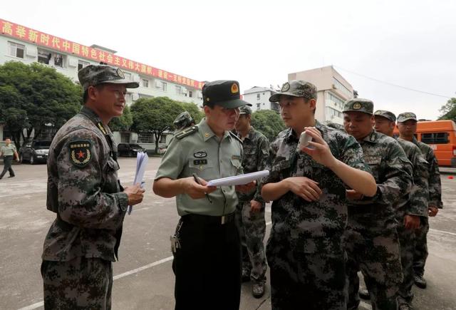 关注柳州军分区司令员来到融安对县民兵应急连进行点验