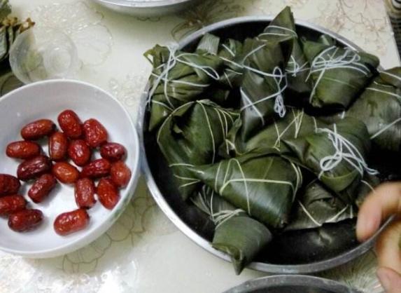 这个时候家里的长辈都会准备一些糯米用来包粽子,虽然现在粽子外面