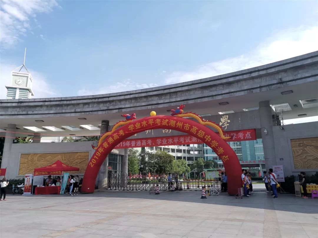 高级中学门口,学弟学妹们为考生加油助威,士气大增!