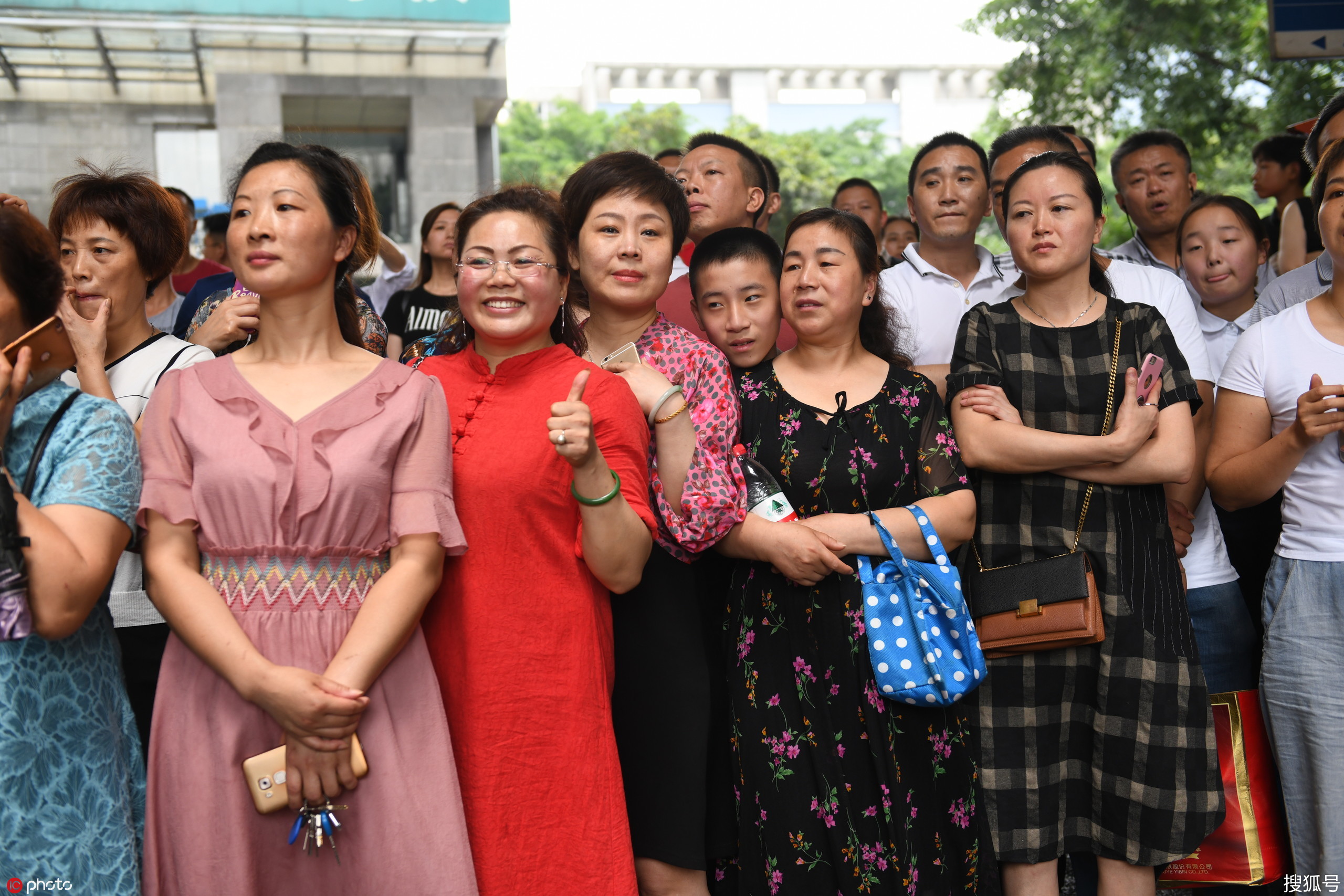 重庆高考首场结束 见考生出来焦急的家长立马变脸