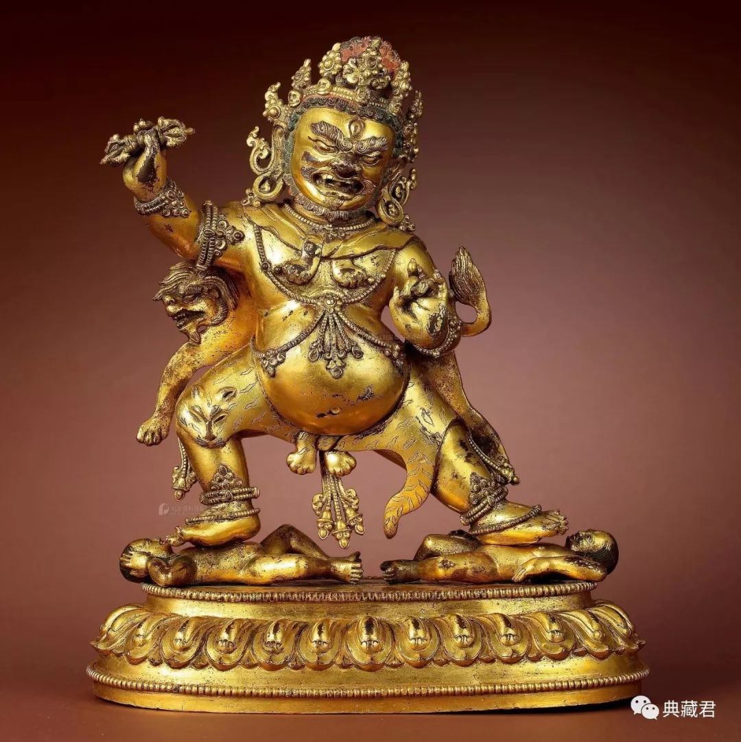 000,000落槌价 :cny 2,400,000此像表现的是藏传佛教中金刚手菩萨的