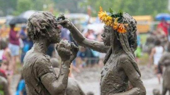 贵州东南部一带的侗族青年男女每年芒种前后都要举办打泥巴仗节新婚