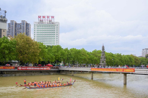 福建龙岩市新罗区赛龙舟迎端午