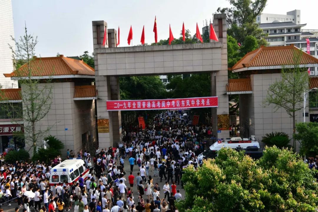 考点分别设在阆中中学和东风中学