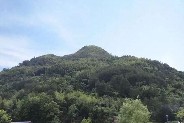 大门原处在中轴线上,后北移,现在大门正对前方笔架山的最高峰,朝向