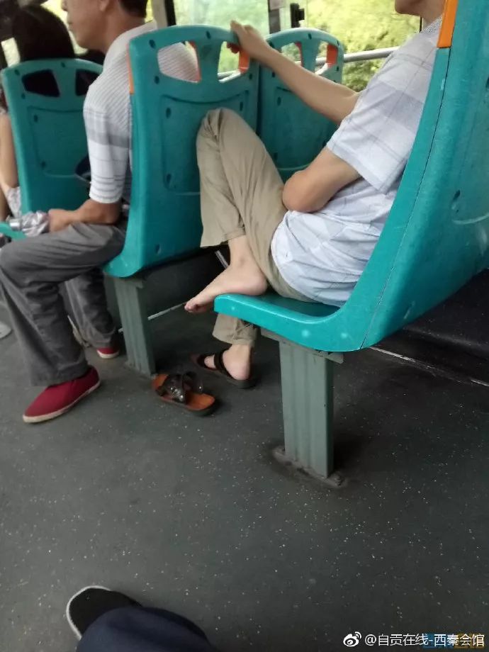 可怕是那种在公共场合释放脚臭的脱鞋党!
