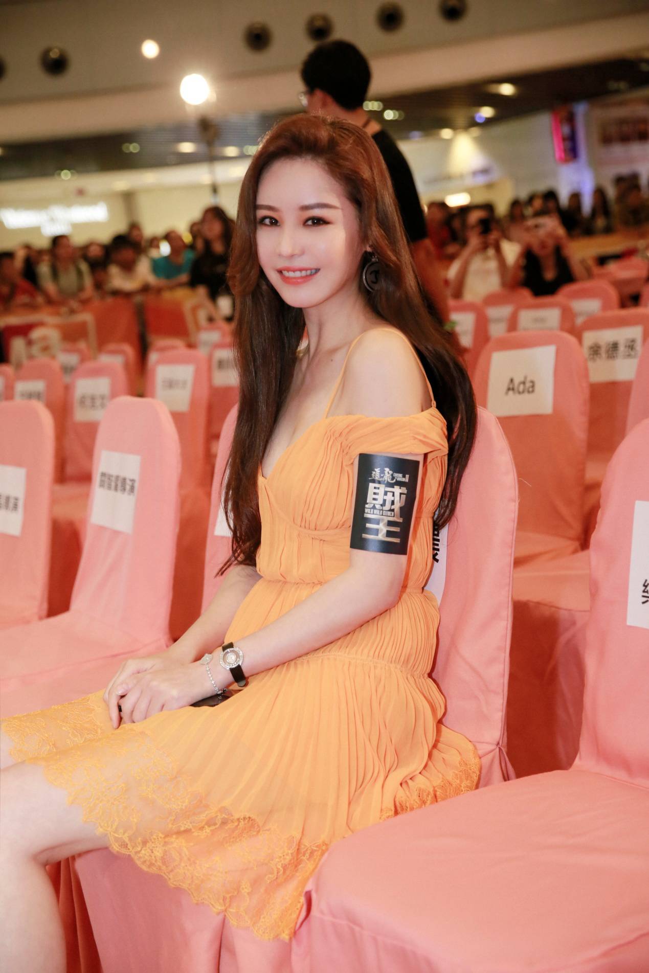 《追龙2》香港首映礼,女主邱意浓神颜被称行走的雕塑