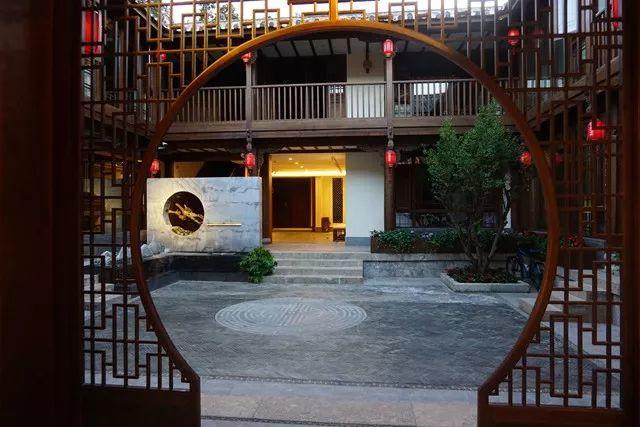 没想到在文苑还专门设有东巴文化展厅,在这里能看到牦牛角号,东巴挂珠