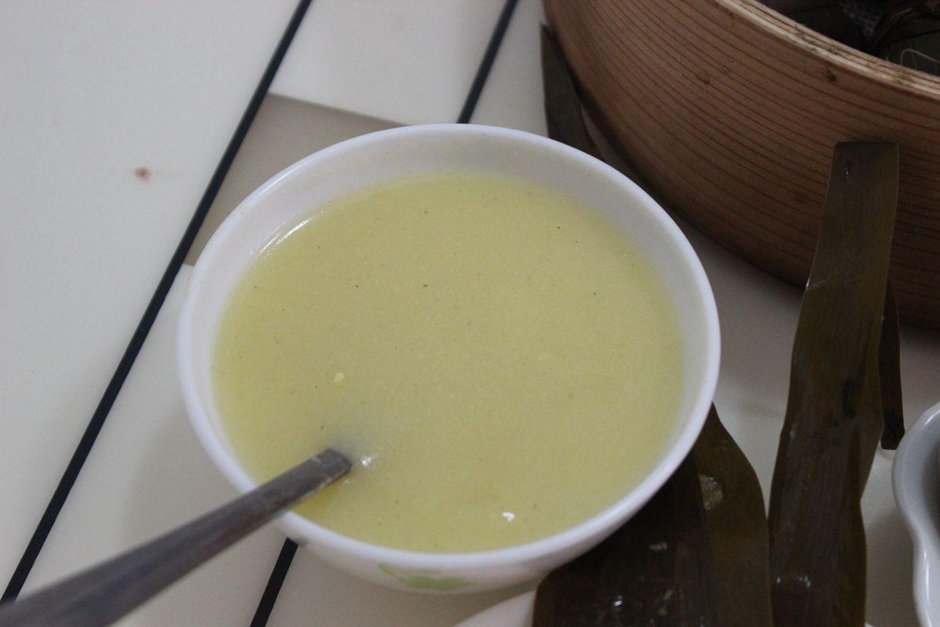 67材料:玉米粉,水.做法:1,锅里加入水,大火烧开.