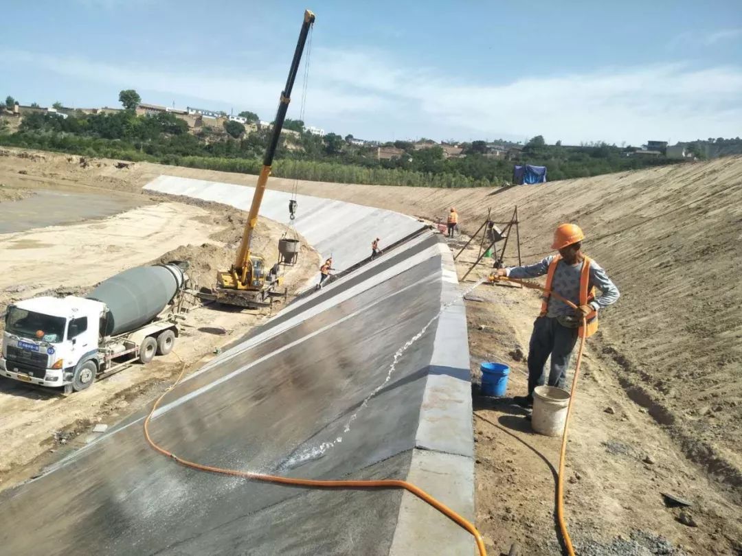 庆城县河道治理项目护坡混凝土养护庆城县育才路建设项目梁场施工张肃