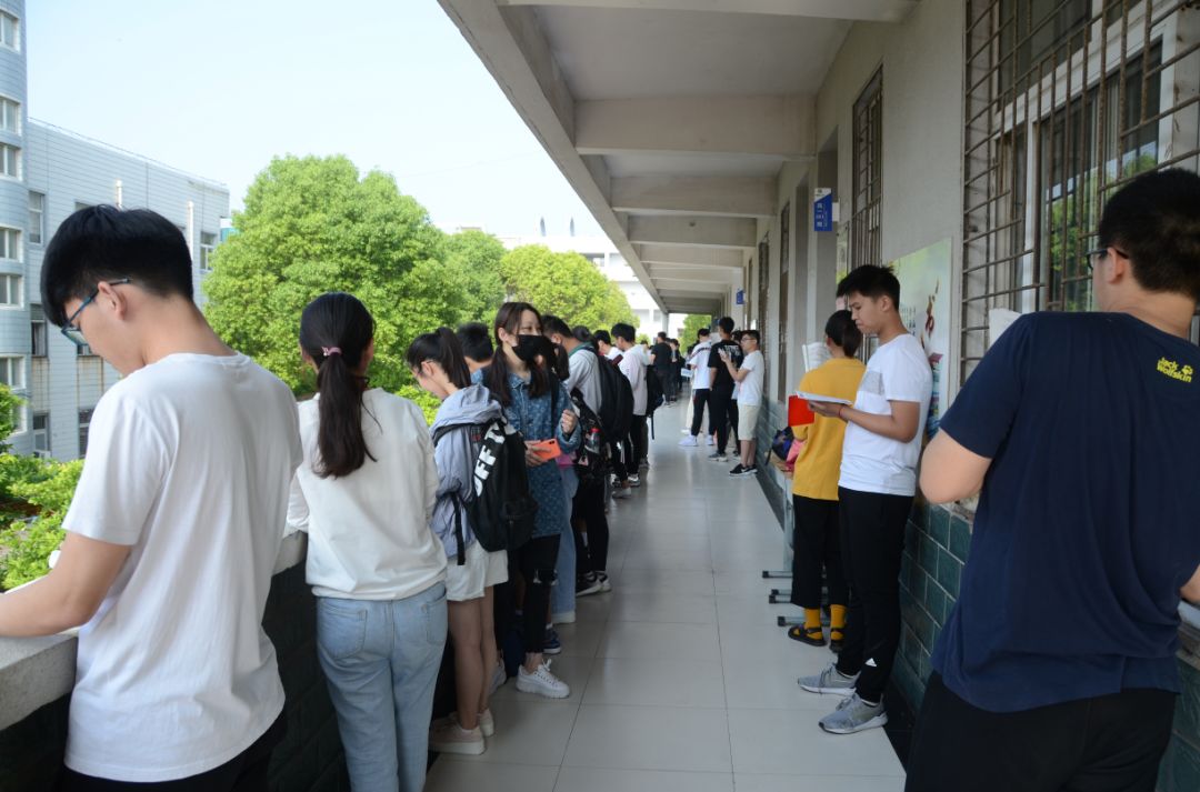 2019阜阳高考首日圆满结束!我们记录下感人的一幕幕._考场