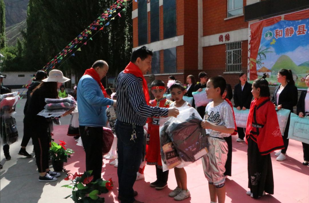 同时,新疆和钢新能科技股份有限公司捐资助学1万元;32325部队也为校30