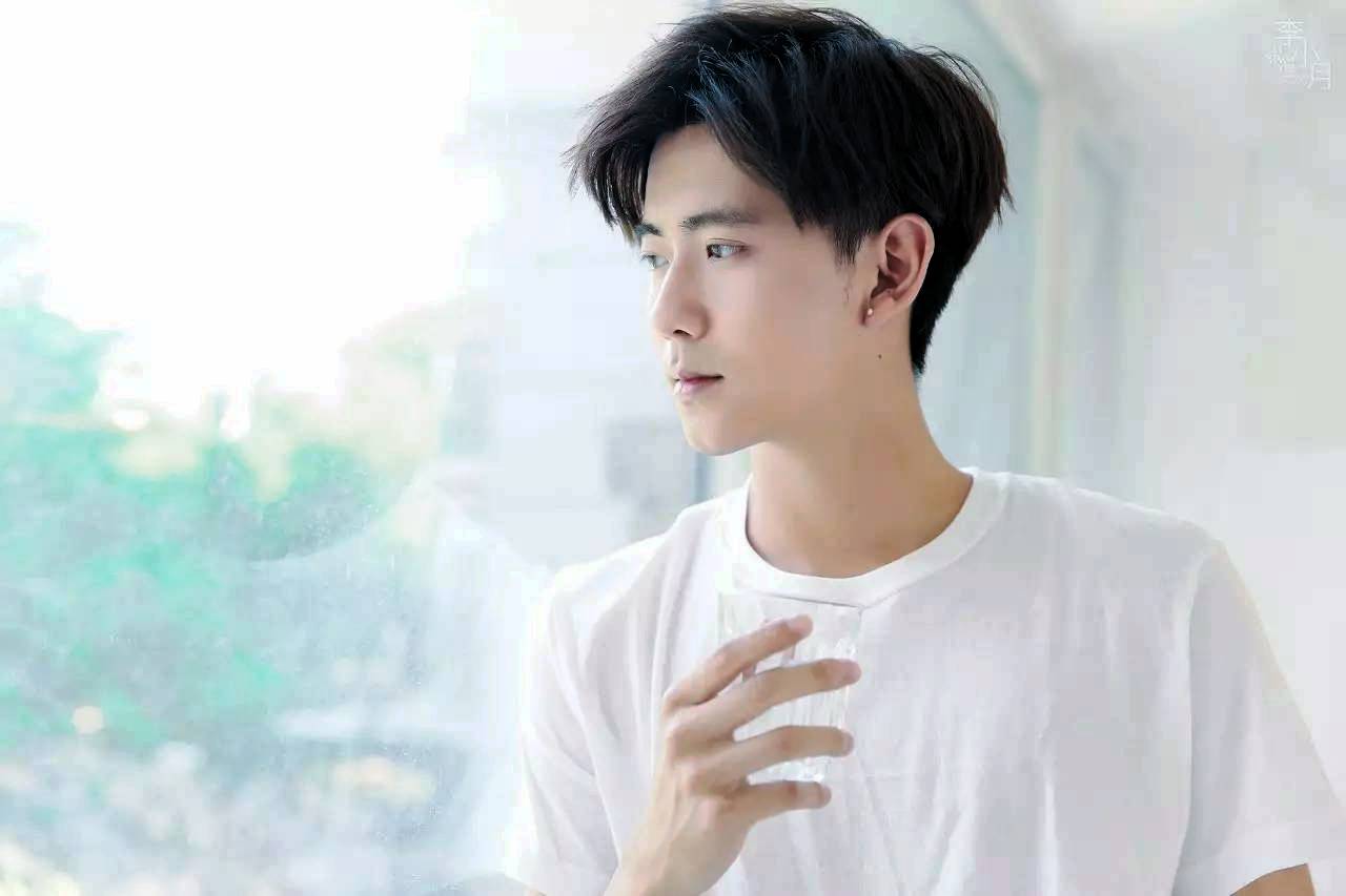 从电视剧公布的海报来看,赵顺然与朱颜曼滋都穿的是一身蓝色的校服,cp