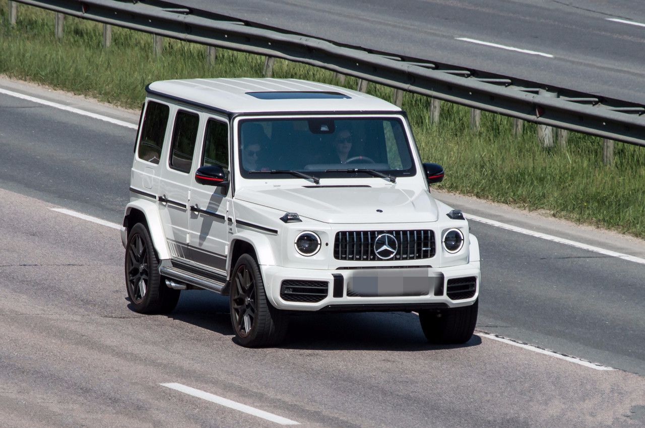 易烊千玺开车出行座驾是奔驰g63有人加价60万也要买