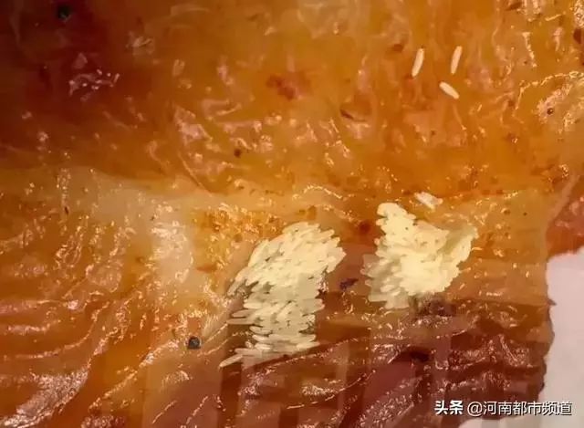 网友曝在肯德基外卖吃到白色虫卵.