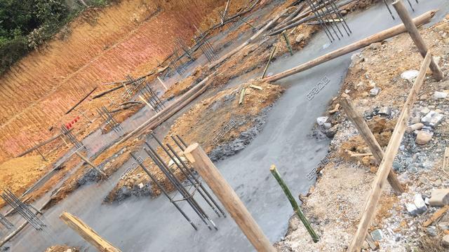 为建这栋农村框架房重砸40吨水泥打基础这房能有多结实