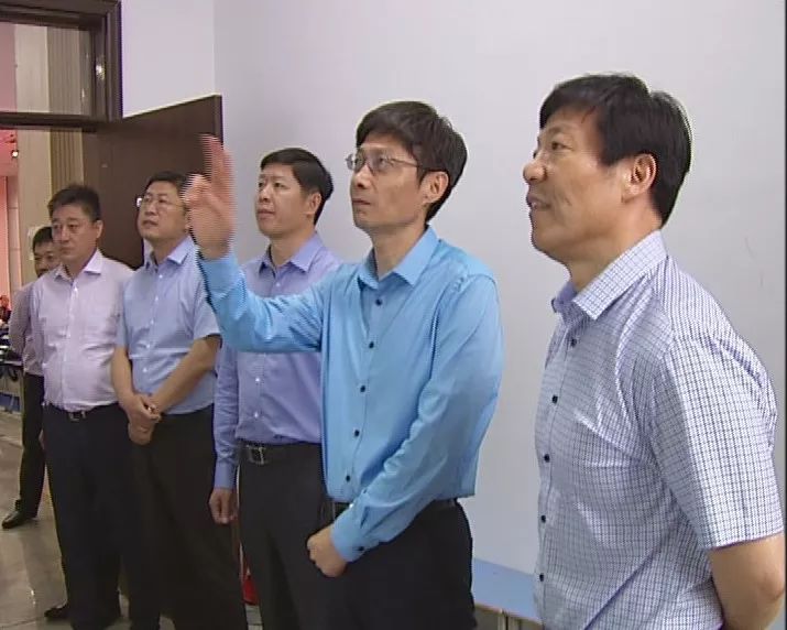 在灌云高级中学考点,左军一行仔细察看考点的视频监控系统运行情况