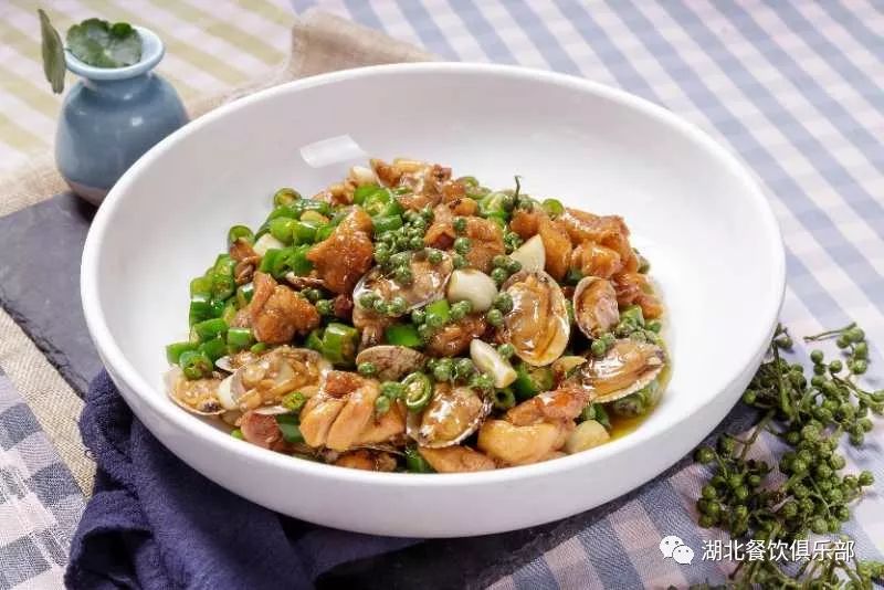 农家土母鸡▲牛肉丝火锅▲墨鱼头火锅▲衡阳脆肚▲翅汤生涮多宝鱼