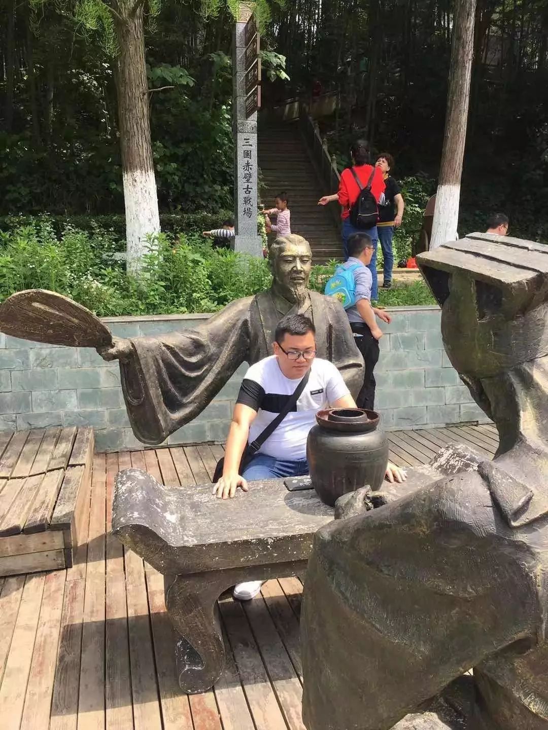 发送三张生活照半身照2张全身照1张照片清晰自然